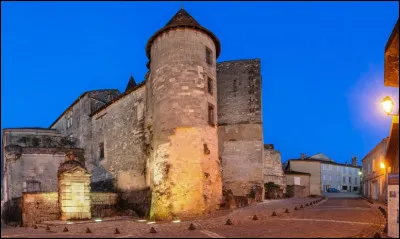 Ville de naissance de François 1er, quelle est cette ville de Nouvelle-Aquitaine produisant un fleuron de la gastronomie française qui constitue à lui seul 70 % des valeurs de l'exportation de l'agriculture française ?