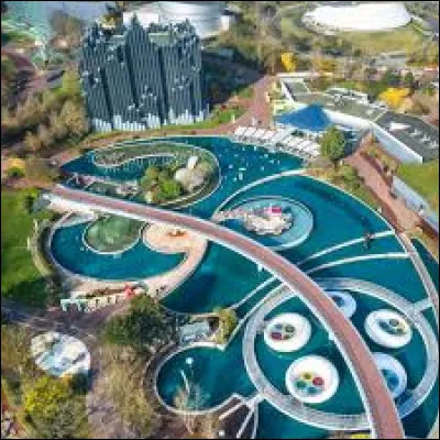 Sur combien d'hectares est étendu "Futuropolis" (anciennement appelé "le parc des enfants") ?