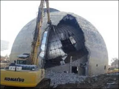 Quelle attraction a été démolie de 1993 à 2017 ?