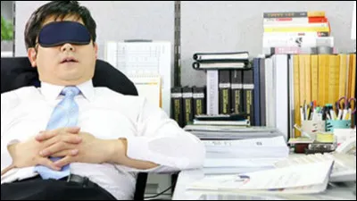 Il ne veut pas travailler, il a un poil dans___.