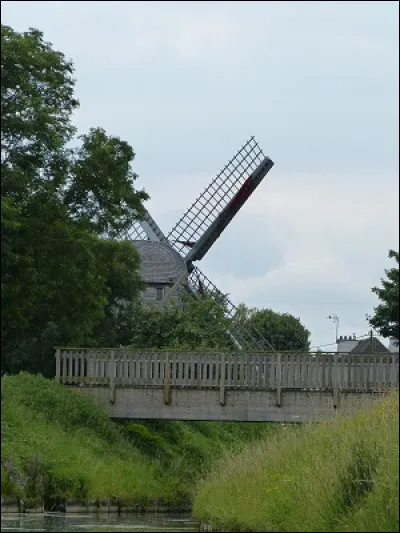 On termine notre voyage en barque dans les canaux du marais de...