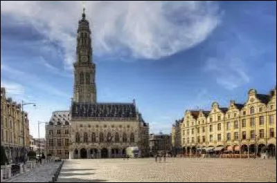 Quelle ville universitaire connue pour son beffroi et sa citadelle est la préfecture du Pas-de-Calais ?