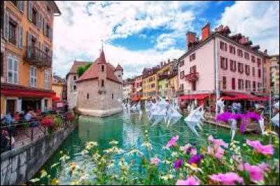 À présent, direction une très jolie ville réputée pour sa vieille ville avec ses rues pavées, ses canaux sinueux et ses maisons aux couleurs pastel. Comment se nomme-t-elle ?