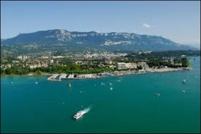 Voici une ville thermale situé au bord d'un lac. Quel est son nom ?