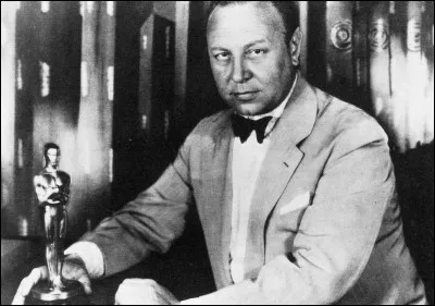 Cet acteur allemand compte parmi les comédiens les plus marquants de l'ère du muet ; il a été le premier lauréat de l'Oscar du meilleur acteur en 1928 pour son rôle dans "Crépuscule de gloire" réalisé par Josef von Sternberg. Il tourne ensuite avec Marlene Dietrich, dans "l'Ange bleu" :