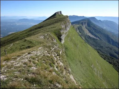 La randonnée continue dans le massif proche. Nous arrivons au point culminant qui se nomme le crêt de la Neige. Sur quel massif sommes-nous ?
