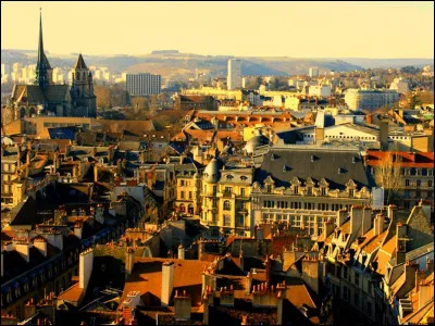 Nous quittons la montagne pour revenir en ville. Où sommes-nous ?