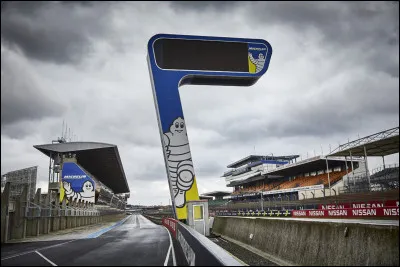 Nous nous arrêtons sur le circuit automobile français le plus connu pour son événement annuel. Quelle grande ville est traversée ?