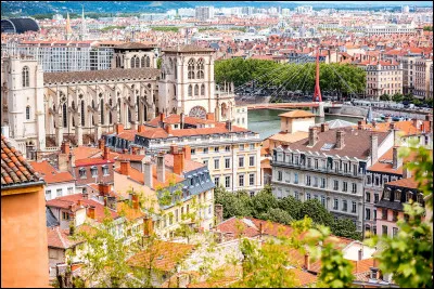 Nous quittons le bord de mer pour revenir dans les terres. Quelle est cette ville ?