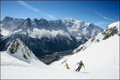 Nous profitons d'être dans les Alpes pour skier. Quel est le nom de la station de ski la plus célèbre de ce massif ?