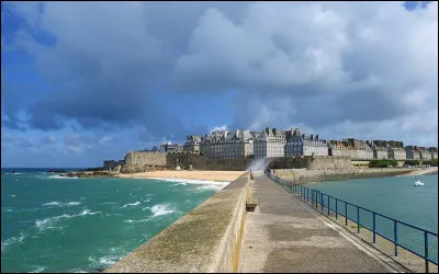 Nous continuons notre périple en longeant la côte. Quelle est cette magnifique ville au bord de mer ?