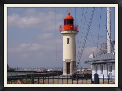 Notre voyage continue et nous arrivons dans une ville avec ce petit phare. Quelle est cette ville ?