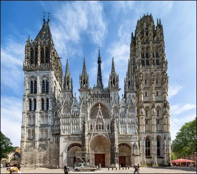 Nous quittons le bord de mer pour rentrer dans les terres et nous retrouvons ici. Mais où se trouve cette cathédrale ?