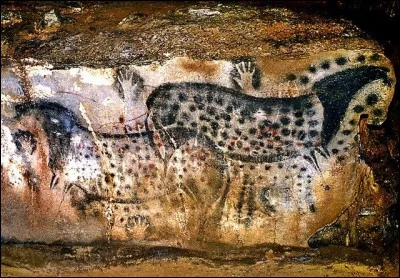 Dans la grotte du Pech Merle (Lot) la beauté naturelle est associée aux uvres préhistoriques. On y trouve même des représentations humaines. Que peut-on visiter en plus sur le site ?