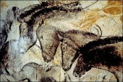 La grotte de Font-de-Gaume est connue pour ses représentations de chevaux et sa frise de bisons. Où se trouve-t-elle ?