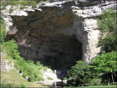 Quelle est la particularité de la grotte du Mas d'Azil, immense cavité habitée durant la préhistoire, et comportant plusieurs galeries ornées ?