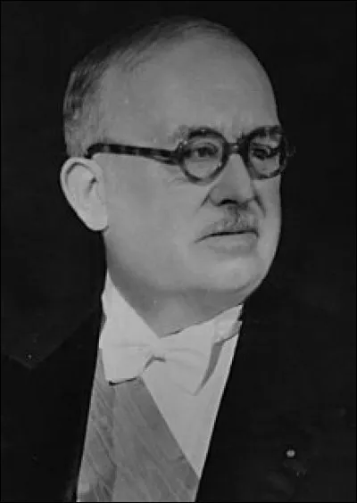 Je vous pr&eacute;sente Vincent Auriol, pr&eacute;sident d'une des plus courtes r&eacute;publiques parmi les cinq instaur&eacute;es. De quelle R&eacute;publique a-t-il &eacute;t&eacute; &eacute;lu ?