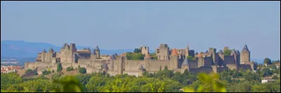 Cit&eacute; m&eacute;di&eacute;vale la plus connue d'Occitanie, cette ville se trouve &ecirc;tre le chef-lieu du d&eacute;partement de l'Aude. O&ugrave; se trouve cette cit&eacute; m&eacute;di&eacute;vale ?