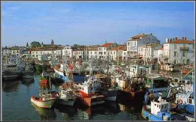 Région Pays de la Loire, Philippe Pétain incarcéré ! Deux indices pour vous rendre à Port-Joinville, commune située sur...