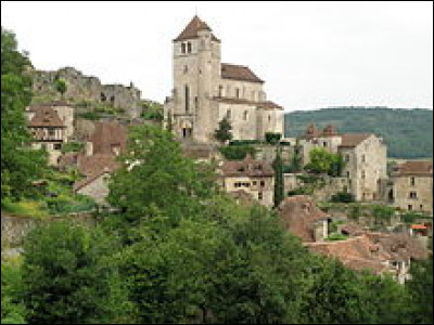 Quel village médiéval surplombant la vallée du Lot a été le premier à être sacré "Village préféré des Français" en 2012 ?