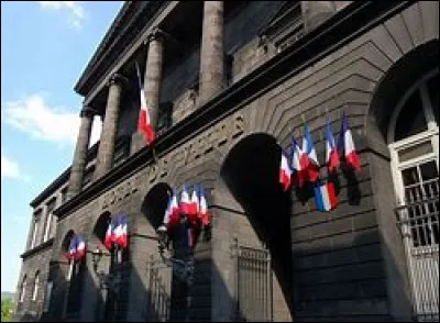 On va au milieu du pays...
Quelle est la ville qui a la chance d'avoir cette mairie ?