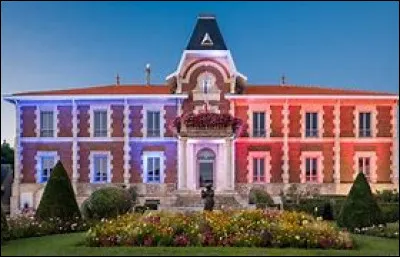 On est sur la côte !
Quelle est la ville qui a la chance d'avoir cette mairie ?