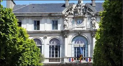 C'est la préfecture du département des Pyrénées-Atlantiques !
Quelle est la ville qui a la chance d'avoir cette mairie ?