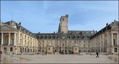 Revenons chez nos amis de l'Est !
Quelle est la ville qui a la chance d'avoir cette mairie ?