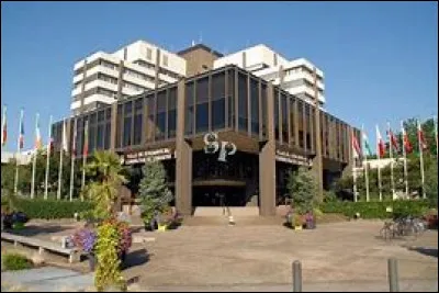 Allons dans le Grand Est !
Quelle est la ville qui a la chance d'avoir cette mairie ?