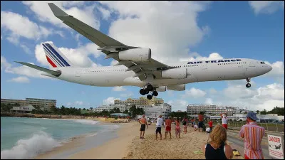 Et voilà, votre escapade à travers Saint-Martin est terminée ! Vous vous rendez donc à l'aéroport le plus proche du chef-lieu, dans la partie néerlandaise, l'aéroport de...
Il est vu considéré comme le plus dangereux au monde, la preuve avec cette photographie !