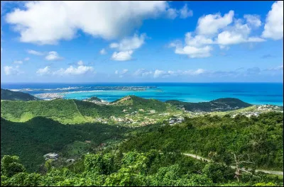 Vous décidez aussitôt de faire de la randonnée : vous allez donc gravir le _________ qui est le point culminant de l'île.