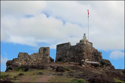 Proche de la capitale, vous allez maintenant visiter un fort militaire qui servit jadis à défendre l'archipel. Vous vous rendez donc au...