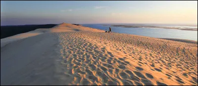 De son sommet, la vue est unique ! Il s'agit de la plus haute dune du monde. Oui, c'est bien la Dune du Pilat. Mais près de quelle ville se trouve-t-elle ?