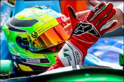 Les casques des pilotes de Formule 1 doivent résister à une température de 800°.