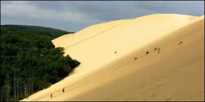 Lieu incontournable du Sud-Ouest : la dune du Pilat (ou Pyla). Dans quel département se situe ce lieu très touristique situé dans le massif des Landes ?