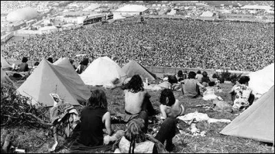 Le festival de musique pop et rock, avec Jimi Hendrix, Miles Davis, The Who, The Doors se déroule de l'île de Wight du 26 au 31 août ... il rassemble près de 600 000 spectateurs :