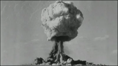 La première bombe atomique française explose le 13 février, près de Reggane dans le Sahara ; la France devient la quatrième puissance nucléaire :