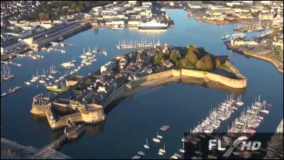 La ville close de Concarneau est une petite cité fortifiée au milieu des ports de pêche et de plaisance. Dans quel département se trouve-t-elle ?