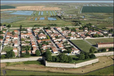 C'est une petite cité fortifiée dressée au milieu des marais. Au Moyen Âge elle était le grenier à sel de la France, puis un important port de commerce, fortifié ensuite par Richelieu en 1628 pour devenir un centre militaire. C'est...
