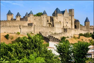 C'est la cité médiévale la plus importante d'Europe, Carcassonne. Un double enceinte de 3 km et 52 tours la protègent. Quelle religion y a fait beaucoup d'adeptes ?
