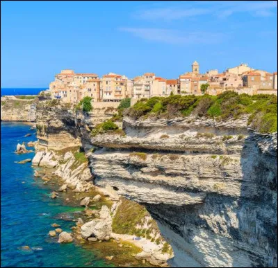 Perchée au sommet des falaises de calcaire, la ville a été édifiée au XIIe siècle par les Gênois : 2.5 km de remparts de huit mètres de haut. C'est...