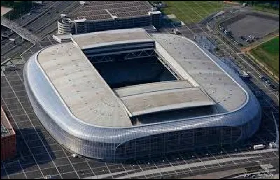 Dans quelle grande ville se trouve le stade Pierre Mauroy ?