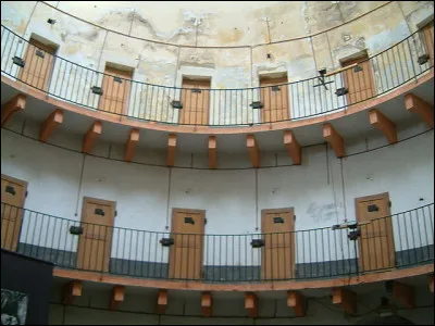 Pas de doute, vous ne risquerez pas l'insolation... Cette prison circulaire (1856-1956) combine la perversion et l'architecture. Où peut-on la visiter