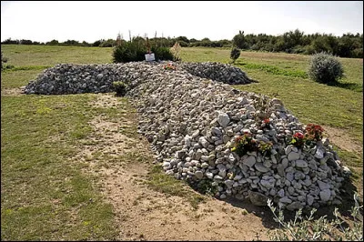 Les Révolutionnaires de 1794 ne furent pas tendres avec les prêtres réfractaires : plusieurs centaines connurent une fin atroce, à bord de "prisons flottantes" appelées ...