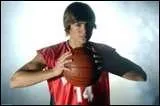 Dans High School Musical, Troy Bolton est. ?