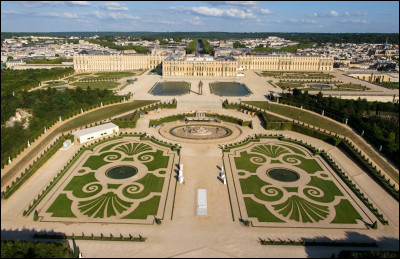 Premier lieu : le château de Versailles, tout le monde le connaît ! Situé en Île-de-France, il ravira les petits comme les grands ! Mais savez-vous sous quel roi le château commença à être bâti ?Indice : pour certain, ce nombre porte malheur, pour d'autres, il fait le bonheur.
