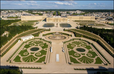 Premier lieu : le château de Versailles, tout le monde le connaît ! Situé en Île-de-France, il ravira les petits comme les grands ! Mais savez-vous sous quel roi le château commença à être bâti ?
Indice : pour certain, ce nombre porte malheur, pour d'autres, il fait le bonheur.