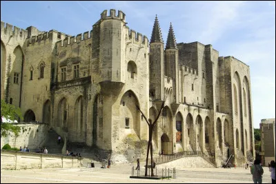 Belle architecture, n'est-ce pas ? Oui, c'est un monument du Sud de la France ! À quelle ville est rattaché le Palais des papes, monument gothique bien connu ? Il est situé en Provence-Alpes-Côtes-d'Azur et date du Moyen-Âge.
Indice : une comptine avec le nom de la ville dans le titre !