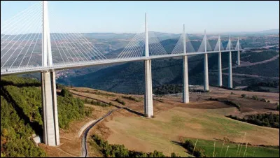 Imposante, cette construction, non ? Elle est assez moderne, comme vous pouvez le voir sur cette image. Il s'agit bien sûr du viaduc de _______. Et quelle est la longueur du viaduc ?
Indice : un nom de village à sonorité proche du chien d'un personnage de B.D. très connu.