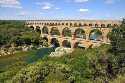 On continue avec les ponts ! Même si celui-ci est moins impressionnant et moderne, on peut quand même dire qu'il est très beau et tout aussi connu. Dans quel département de situe le pont du Gard, plus ancien que le précédent, mais tout aussi connu ?